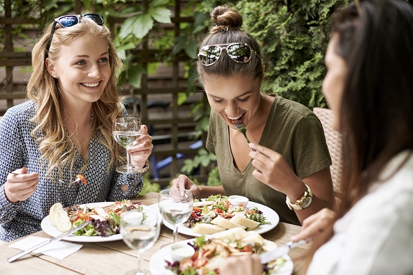 La nostra trattoria è perfetta per un'uscita tra amici.